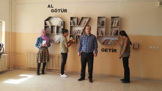 Viranşehir’de Liseli Kızlardan "Al Götür,oku Getir”projesi