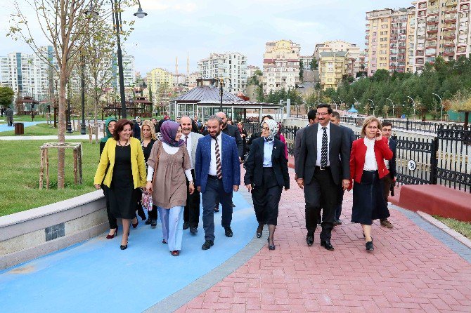 Lütfiye Çam, Kadın Girişimcilere Sertifikalarını Verdi