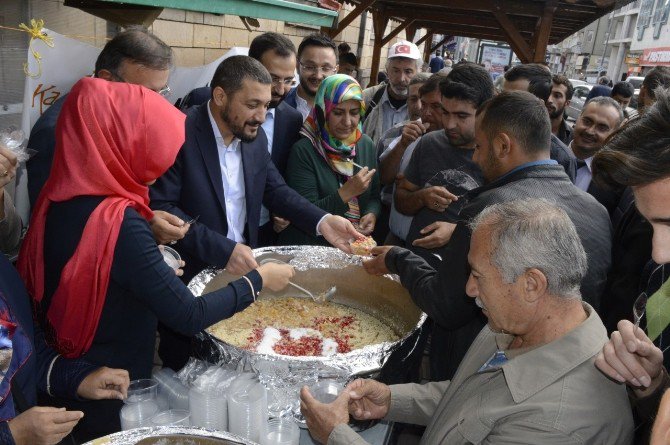 Ak Parti Kadın Kolları Aşure Dağıttı