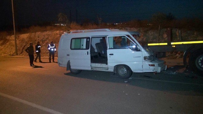 Panelvan Minibüs, Park Halindeki Tır’a Arkadan Çarptı: 1 Yaralı