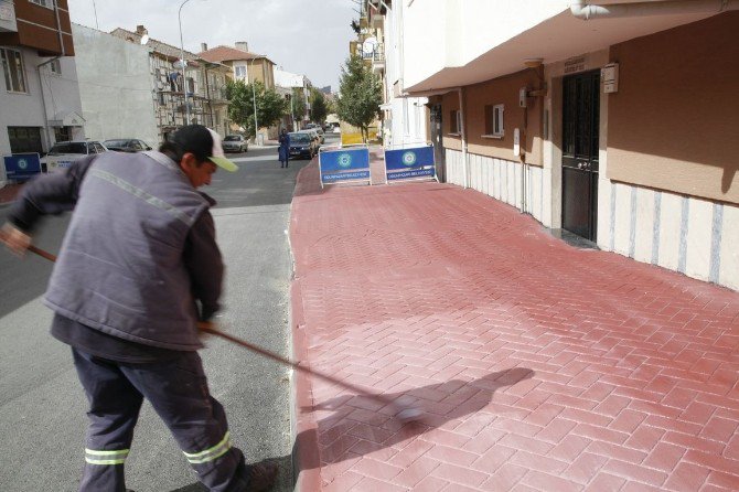 Emek Mahallesi’nde Kaldırımlar Kırmızı Oldu