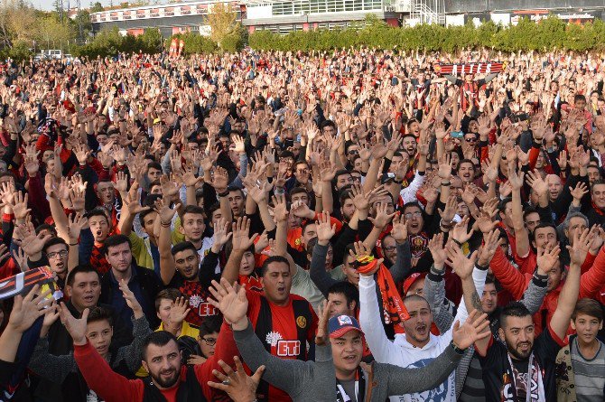 Taraftarlar Eskişehirspor Maçını Bu Kez Dev Ekrandan Takip Etti