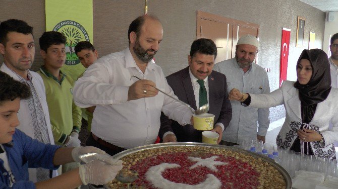 Lise Öğrencilerine Türk Bayraklı Aşure