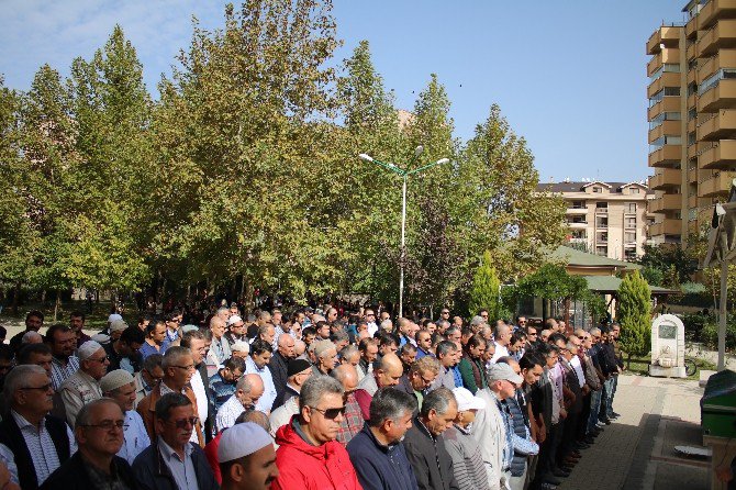 6 Kişiyi Hayata Bağlayan Annenin Cenazesinde Göz Yaşları Sel Oldu