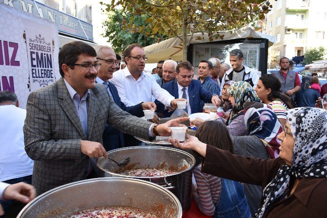 Ak Partili Bilen Ve Başkan Çelik’ten Aşure İkramı