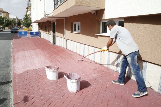 Emek Mahallesi’nde Kaldırımlar Kırmızı Oldu