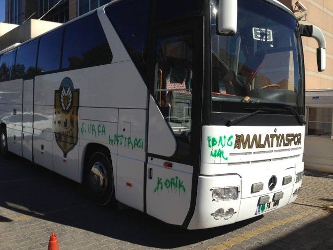 Şanlıurfa’da Yeni Malatyaspor Otobüsüne Boyalı Saldırı