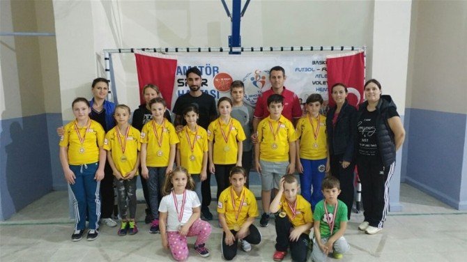 Badmintoncular İzleyenlere Birlik Ve Beraberlik Ruhunu Yansıttılar