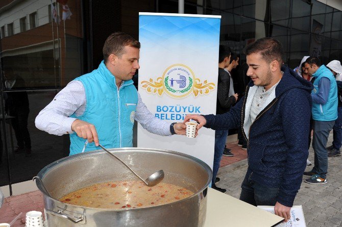 Bozüyük Belediyesi’nden Üniversite Öğrencilerine Aşure İkramı