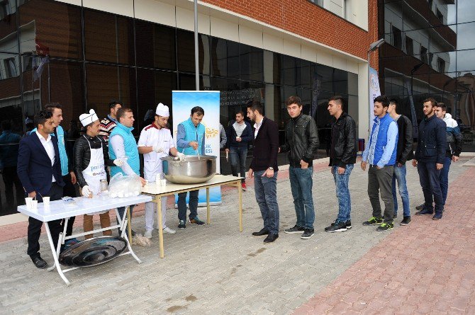 Bozüyük Belediyesi’nden Üniversite Öğrencilerine Aşure İkramı