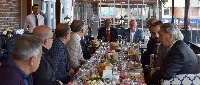 Başkan Sekmen Cumhuriyet Caddesi Esnafıyla Bir Araya Geldi