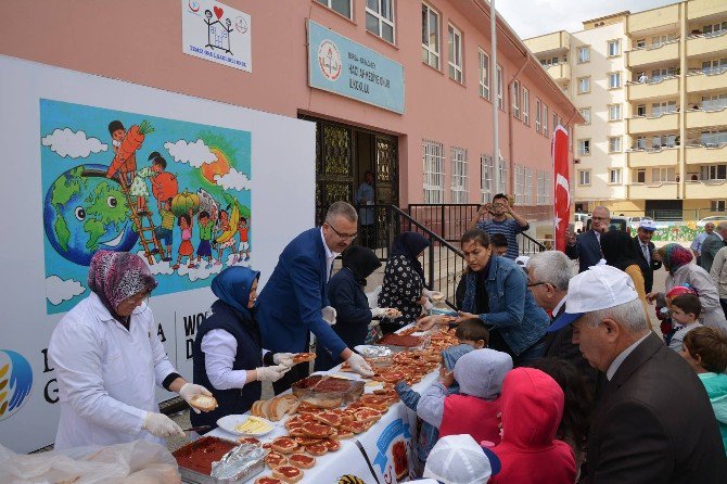 Dünya Gıda Gününde Öğrencilere Salçalı Ekmek Dağıtıldı