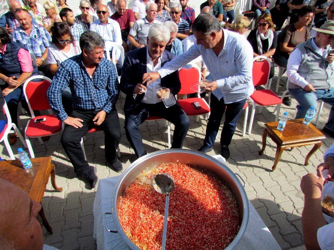 Pir Sultan Derneği Çeşme’de Bir Ton Aşure Dağıttı