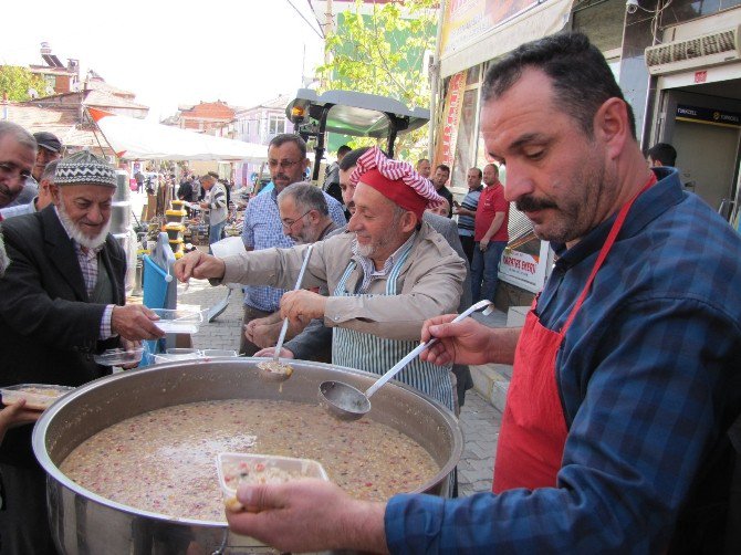 Dernekten Bin Kişiye Aşure İkramı