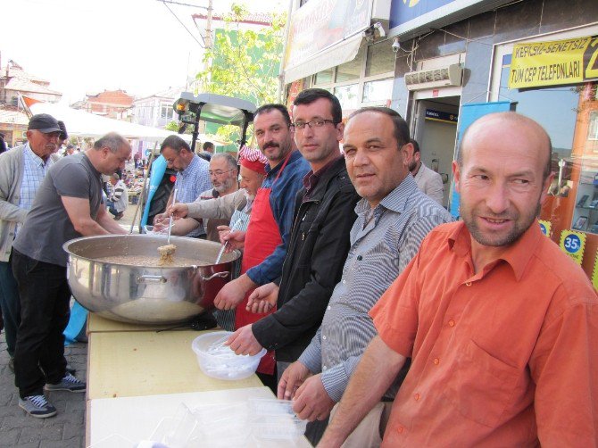 Dernekten Bin Kişiye Aşure İkramı