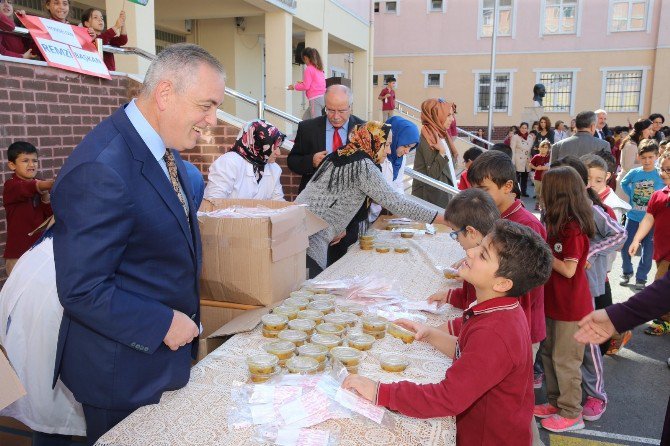 Başkan Aydın, Minik Öğrencilere Aşure Dağıttı