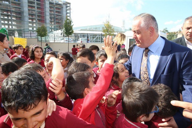 Başkan Aydın, Minik Öğrencilere Aşure Dağıttı