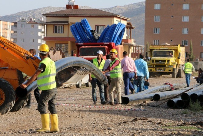 Reyhanlı’da Yeni Yerleşim Alanlarına İçme Suyu Şebekesi Döşeniyor