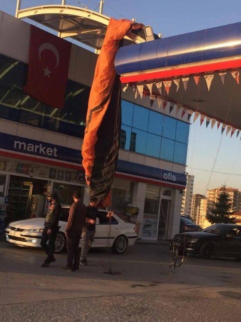 Dengesi Bozulan Paraşütçü Akaryakıt İstasyonuna İniş Yaptı