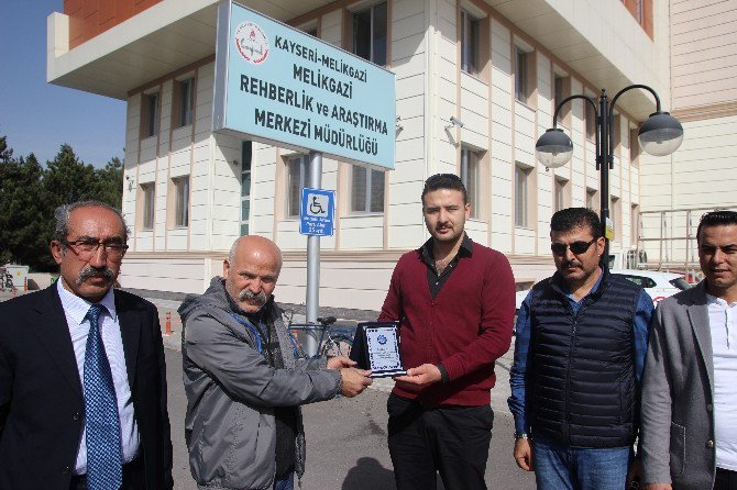 Türk Eğitim Sen Kayseri Şubesi’nden Duyarlı Şoföre Plaket