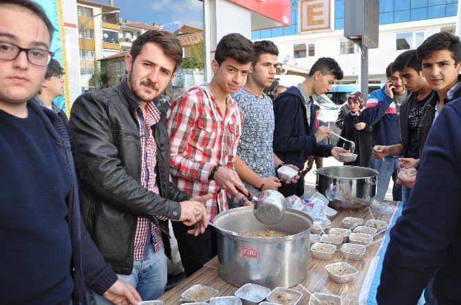 Sorgun Ülkü Ocakları 500 Kişiye Aşure Dağıttı