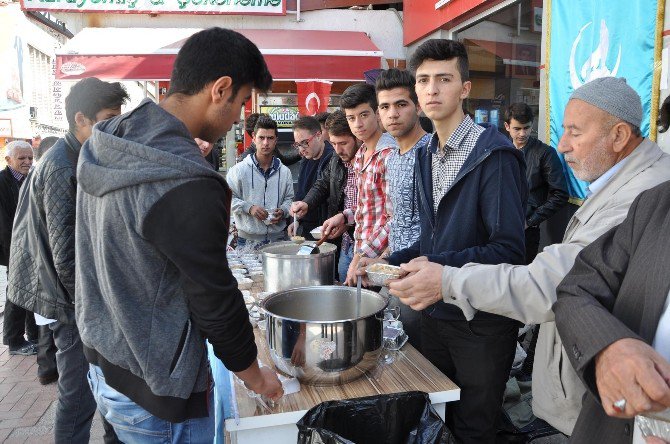 Sorgun Ülkü Ocakları 500 Kişiye Aşure Dağıttı