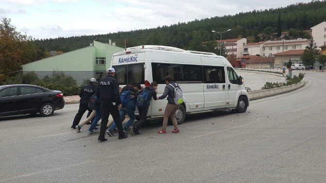 Kaza Yapan Minibüsü Meraklı Öğrenciler İtti