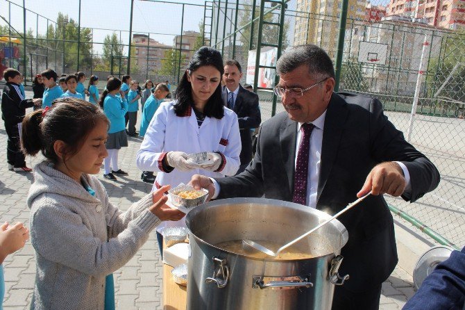 Aşure Dağıtımında Niğde Belediye Başkanı Faruk Akdoğan’a Yoğun İlgi