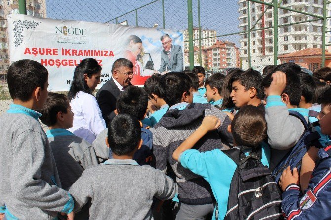 Aşure Dağıtımında Niğde Belediye Başkanı Faruk Akdoğan’a Yoğun İlgi