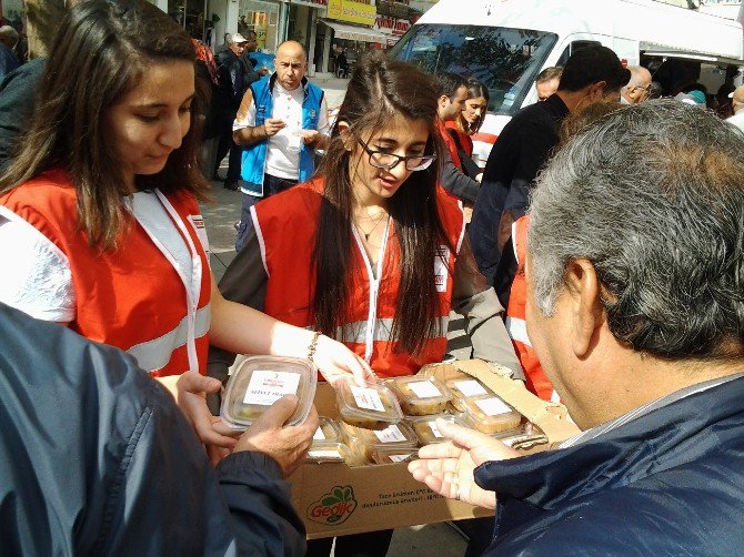 Türk Kızılay’ı Çorlu’da Aşure Dağıttı