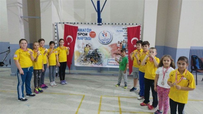 Badmintoncular İzleyenlere Birlik Ve Beraberlik Ruhunu Yansıttılar