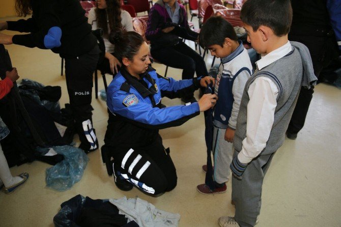 Van Polisinden 700 Öğrenciye Giyim Yardımı