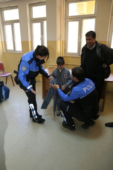 Van Polisinden 700 Öğrenciye Giyim Yardımı