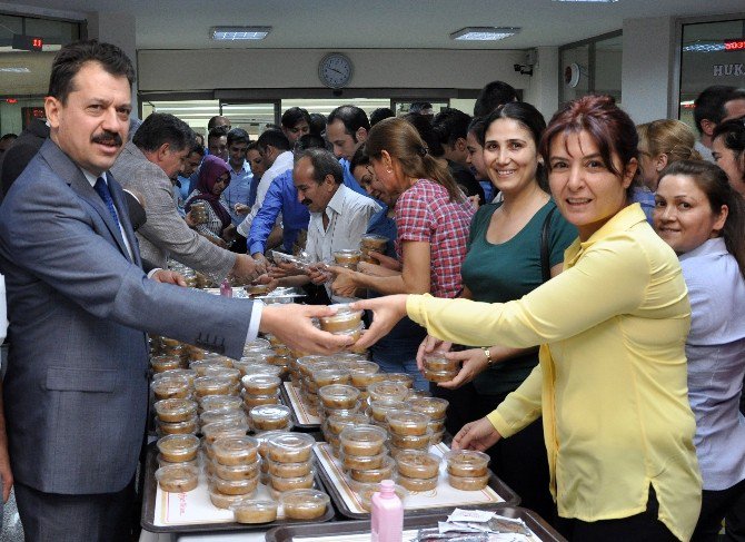 Hakim Ve Savcılardan Vatandaşlara Aşure İkramı