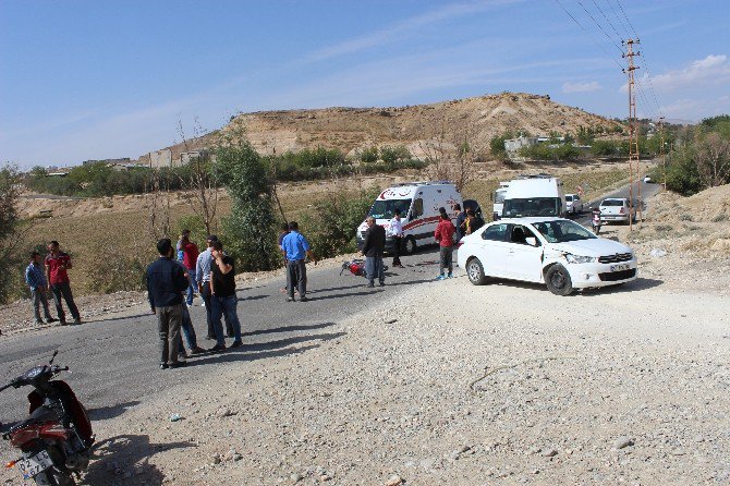 Otomobille Motosiklet Çarpıştı: 1 Yaralı