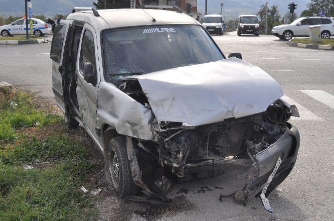 Yaralı Kadın Sürücü, Kedisini Hastanede Bile Kucağından Bırakmadı