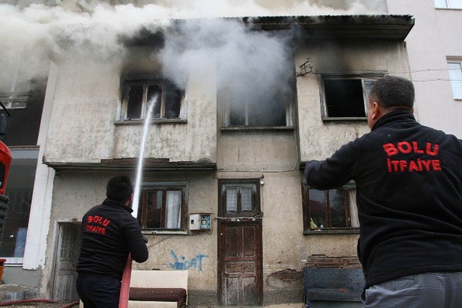 Alevlerin Arasında Çıkan Küçük Kızın İmdadına Polis Yetişti