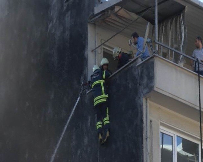 İtfaiye Eri Çatıdan Alevlerin İçine Düştü