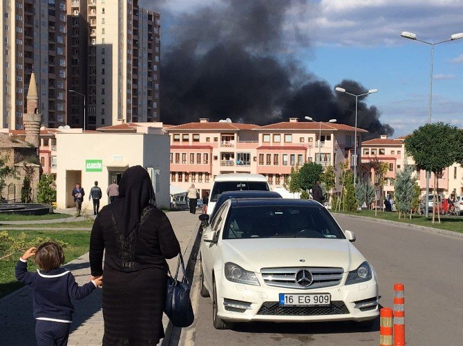 Bursa’daki Yangın Söndürüldü, İşyeri Sahibi Ve Bir İtfaiyeci Yaralandı