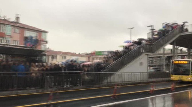 Yağmur, İstanbul Trafiğini Kilitledi