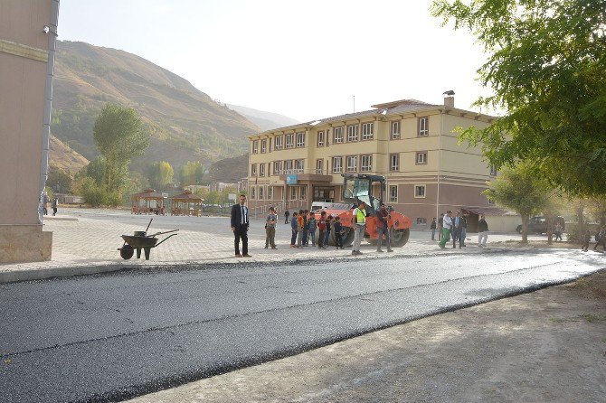 Okul Bahçesini Asfaltlama Çalışması