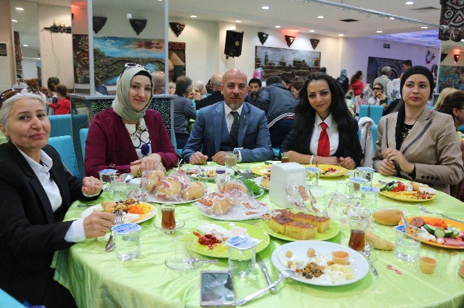 Konya Berberler Ve Kuaförler Odası Kadın Üyeleriyle Kahvaltıda Buluştu