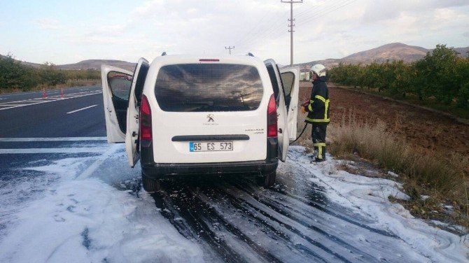 Malatya’da Seyir Halindeki Araç Alev Aldı