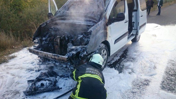 Malatya’da Seyir Halindeki Araç Alev Aldı