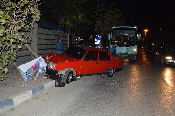 Manisa’da Halk Otobüsü İle Otomobil Çarpıştı: 2 Yaralı