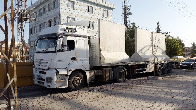 Sınır Güvenliği İçin Akçakale’ye Beton Duvarlar Getiriliyor