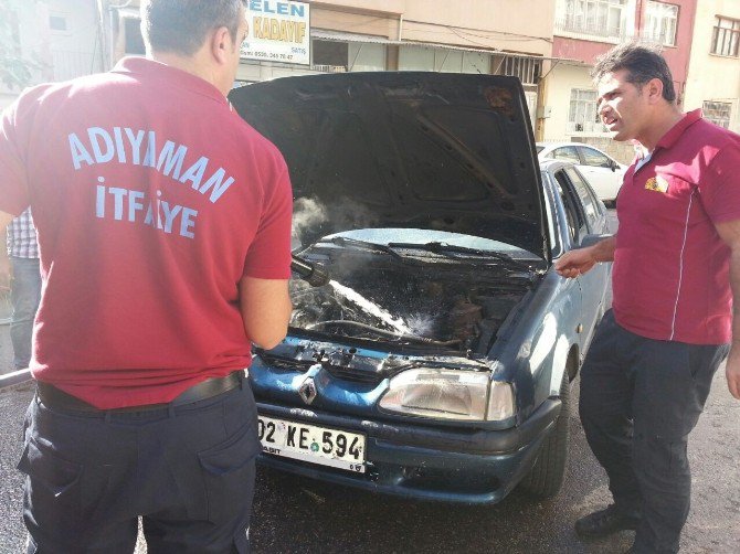 Otomobilin Motor Kısmındaki Yangın Büyümeden Söndürüldü