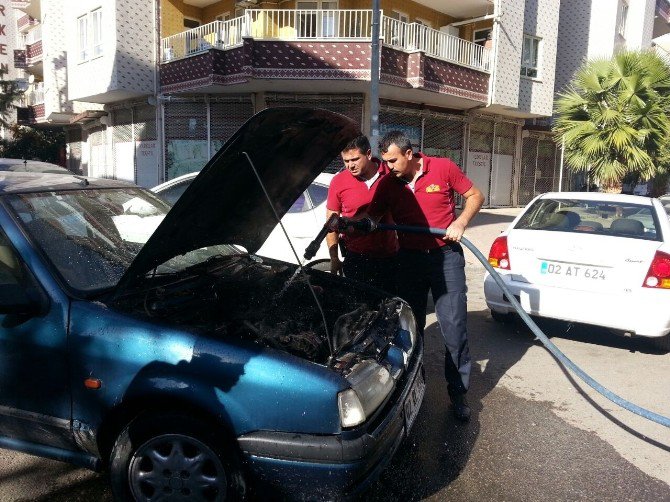 Otomobilin Motor Kısmındaki Yangın Büyümeden Söndürüldü