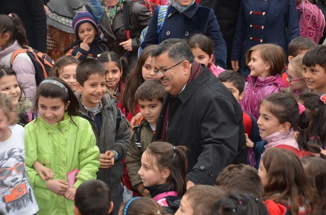 Bilecik Belediyesi’nden Kırtasiye Yardımı