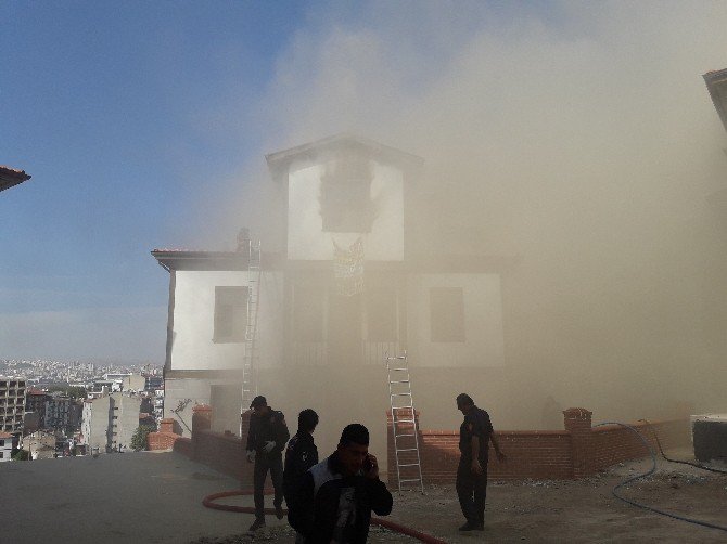 Tarihi Ankara Evinde Korkutan Yangın